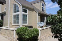Building Photo - Gorgeous 2 Story End Unit in Lakewood!