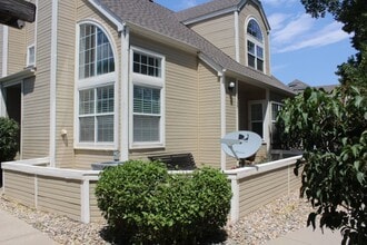Building Photo - Gorgeous 2 Story End Unit in Lakewood!