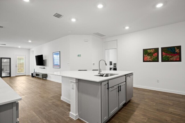 Building Photo - 3024 Egan Dr