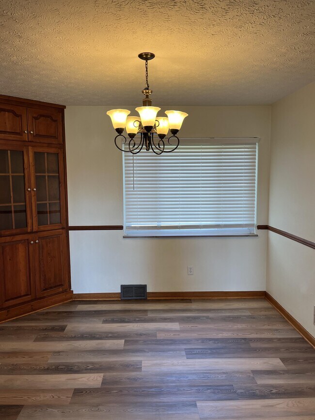 Building Photo - 120 Parker Dr