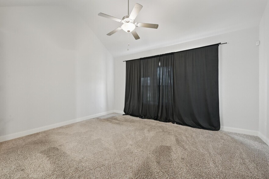 Building Photo - 3010 Barefoot Ln
