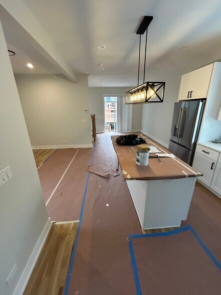 Building Photo - 858 N Paulina St