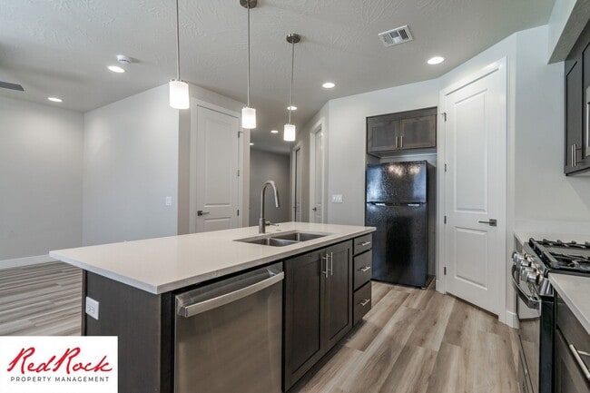 Building Photo - Hurricane Valley 3 Bedroom Townhome
