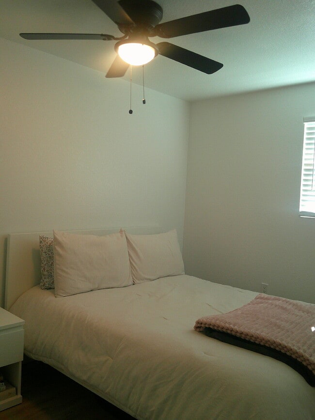 Building Photo - Adorable updated 2 bedroom 1 bath Unit in ...
