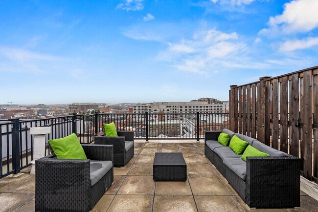 Building Photo - U St Penthouse