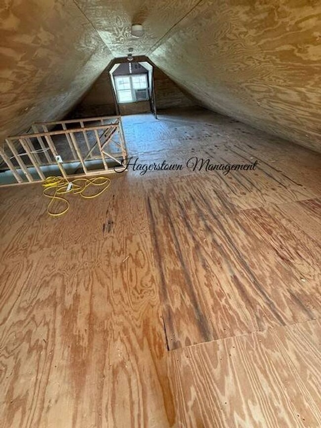 Building Photo - Spectacular 1-2 BR Single Family Home - Ju...
