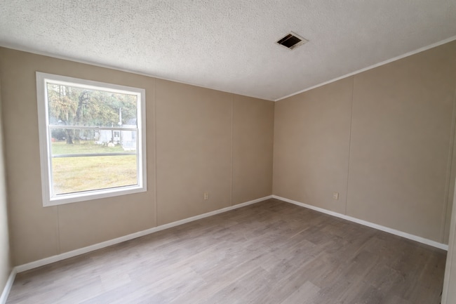 Building Photo - Freshly Updated Double-Wide Home in Quiet Community