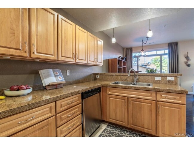 Building Photo - Beautiful 2 bedroom Condo in Uptown Area