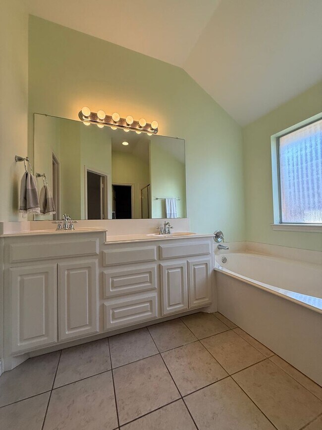 Building Photo - 4/2/2 with Fireplace - Wonderful YARD - Community Pool