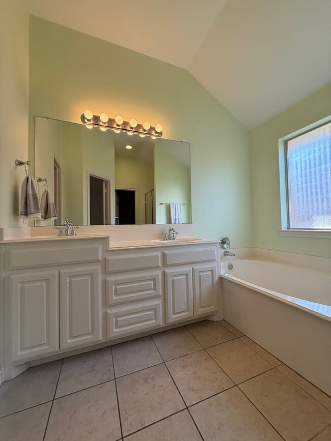 Building Photo - Home for the Holidays 4/2/2 with Fireplace - Wonderful YARD - Community Pool