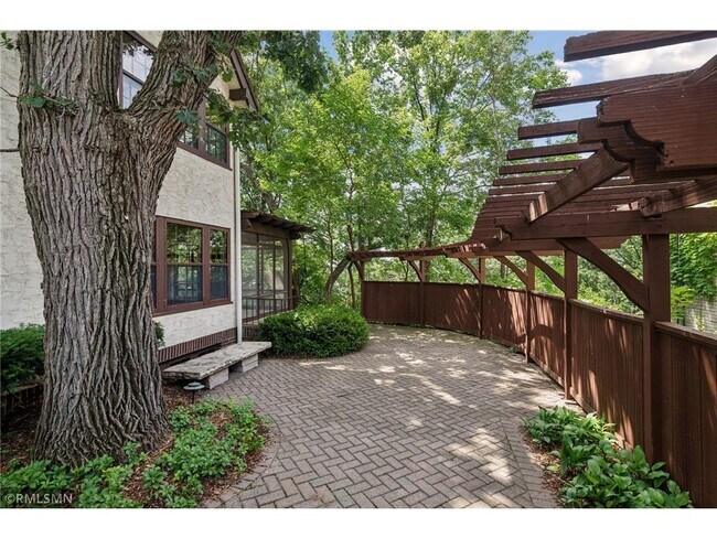 Building Photo - 27 Highview Pl