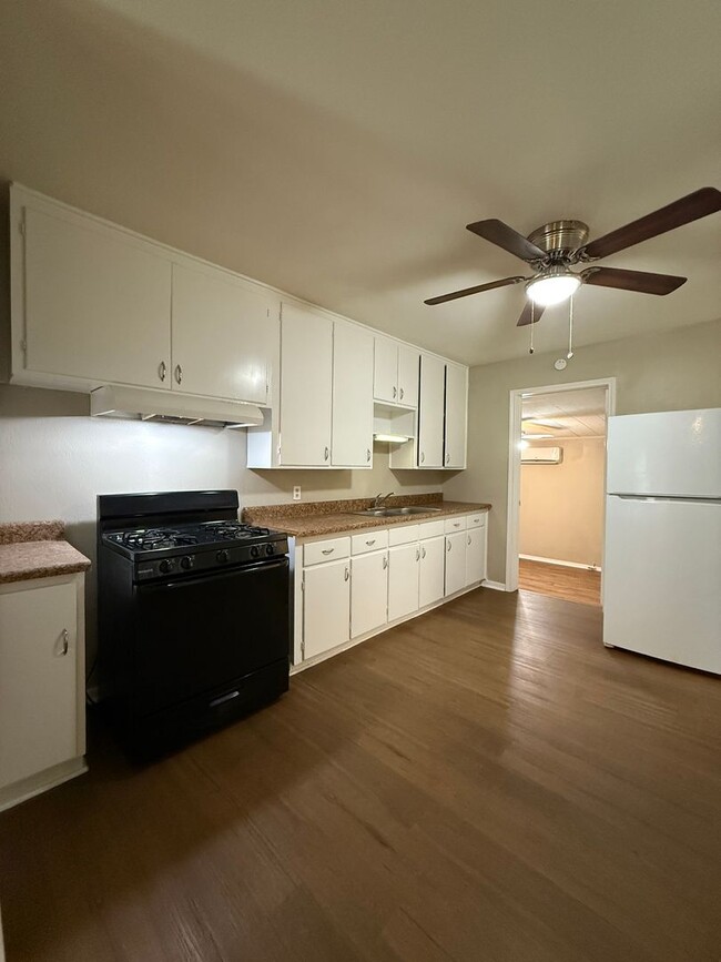 Building Photo - 3 Bedroom 2 Bath - Brook Village