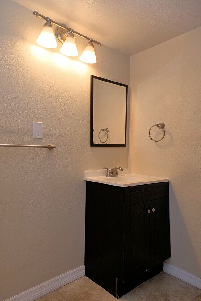 Building Photo - 2/2, updated, 1st floor condo, in Winter Park