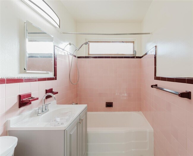 Building Photo - 1621 S 16th Ave