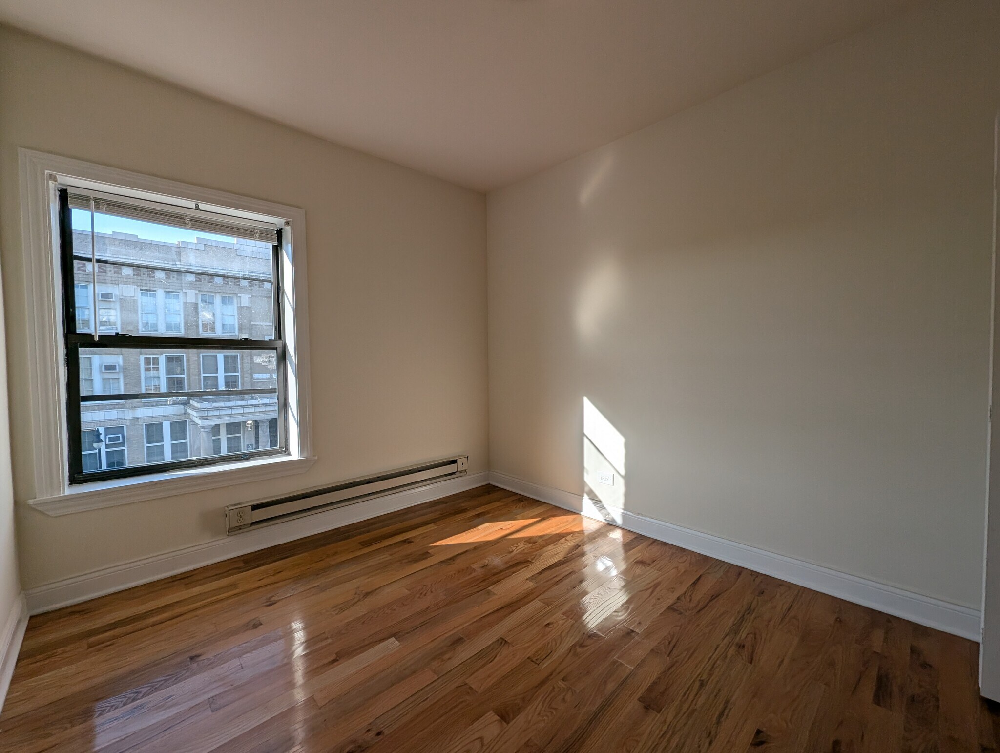 Building Photo - 822 W Waveland Ave