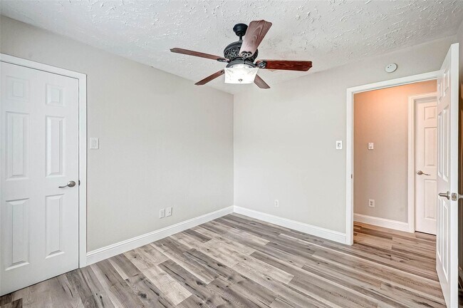 Building Photo - 6802 Glenray Dr