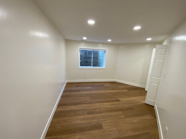 Building Photo - Light and Bright Basement apartment