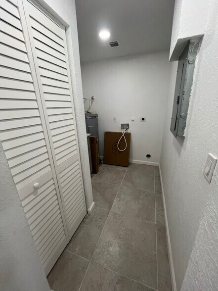 Building Photo - 957 Lewis Dr