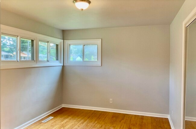 Building Photo - 3929 Pinecrest Rd