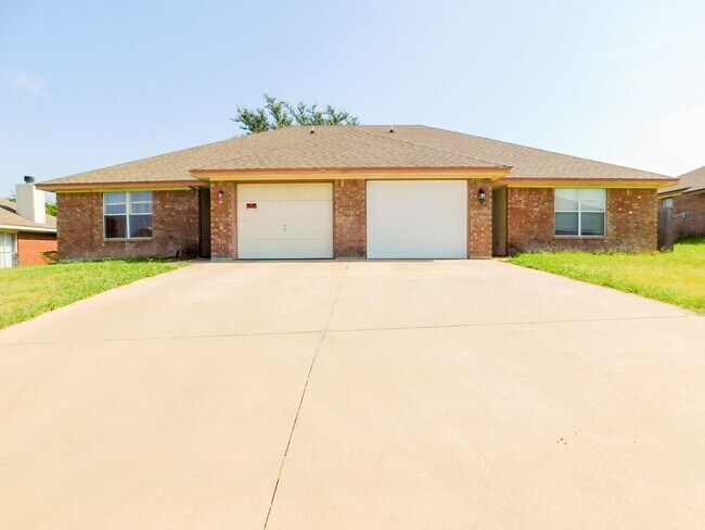 Primary Photo - 3207 Raven Dr
