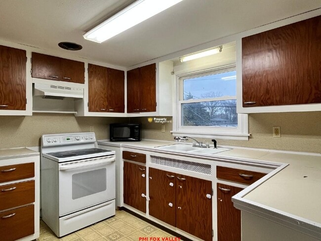 Building Photo - Charming 2 Bed, 1 Bath Apartment in Appleton, WI - Spacious & Convenient!