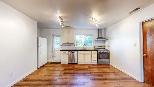 Building Photo - Delightful 2 Bedroom 1 Bath Unit with 1 Car Garage