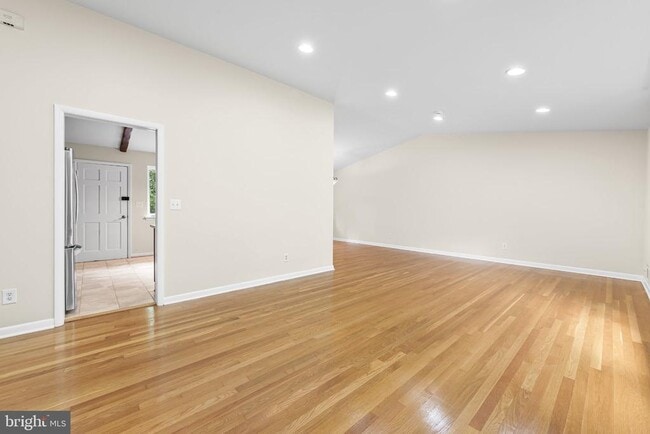 Building Photo - 9813 Inglemere Dr