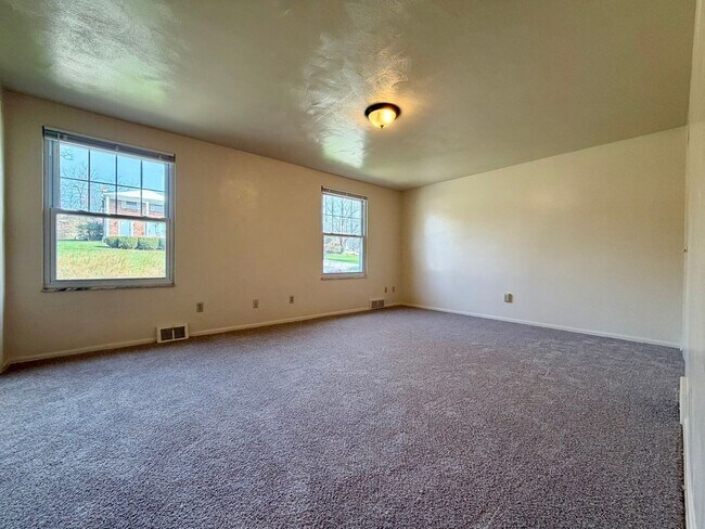Building Photo - Gorgeous 2BR Townhouse in Plum! Washer & Dryer Included, Central A/C & More! Call Today!