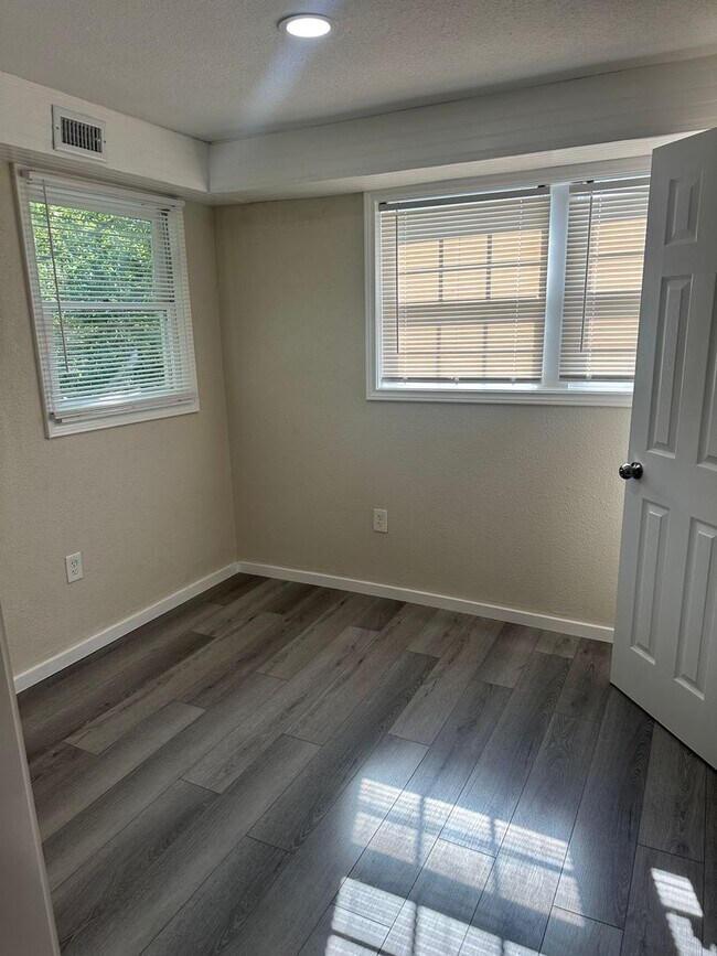 Building Photo - Large 5 Bedroom House in North Campus!