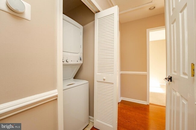 Building Photo - 558 London Ct