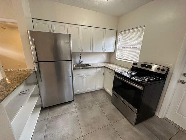 Building Photo - 307 SW 10th Ave