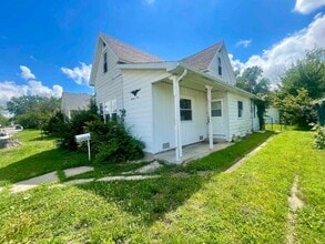 Building Photo - 4 bedroom 1.5  bath  home