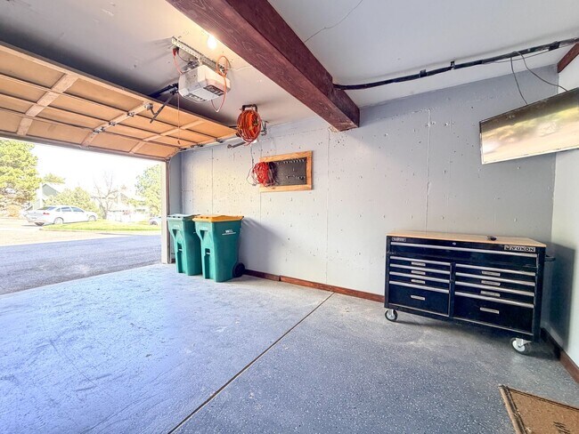 Building Photo - Open and Bright Corner Unit