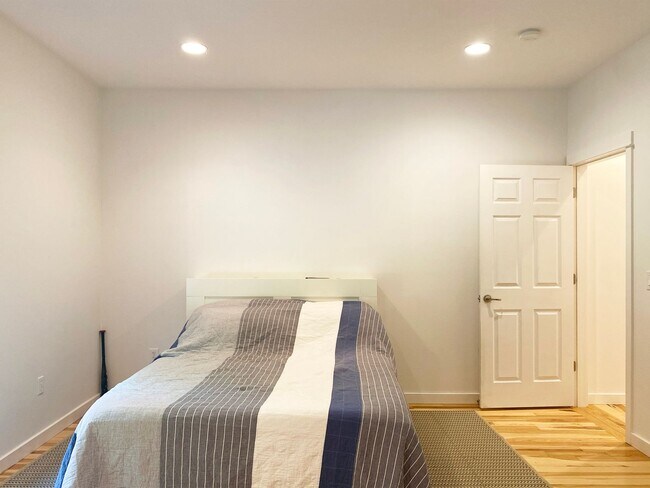 Building Photo - Beautiful Single Level Home in North Albany!