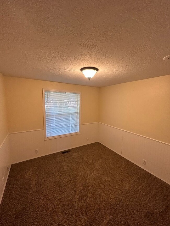 Building Photo - 3 Bedroom, 2 Bath House in Dundee- Great L...