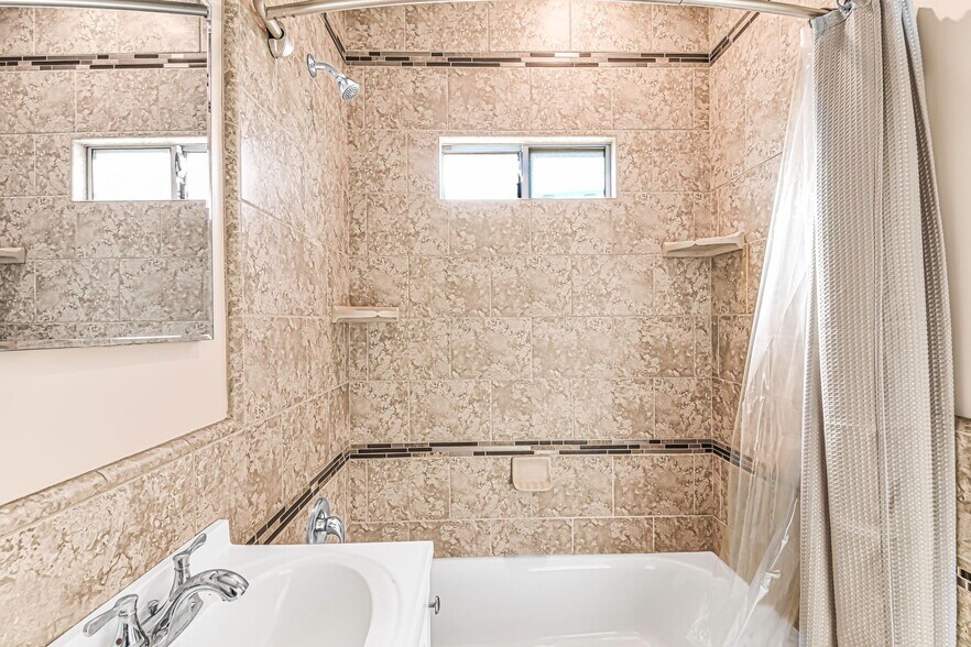 Building Photo - 1324 N Peterson Ave