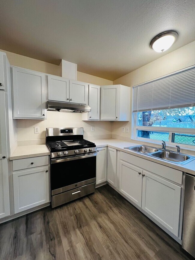 Building Photo - N524