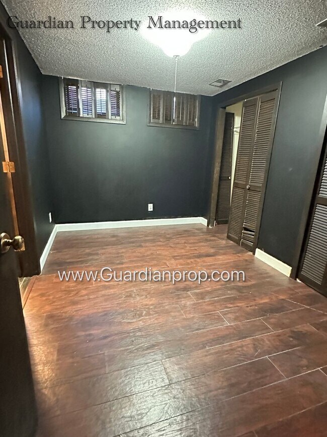 Building Photo - Burnsville Single Family Home, 2 Car Garage, Large Sun Room, Fireplace, Deck