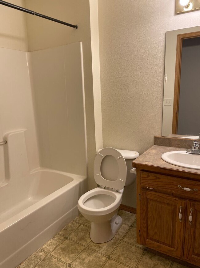 Building Photo - Newly Remodeled 2BR/2BA Apartment in Jopli...