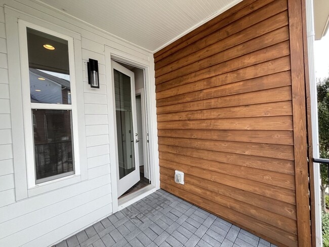 Building Photo - 2/2.5 - MODERN TOWNHOME IN THE NATIONS