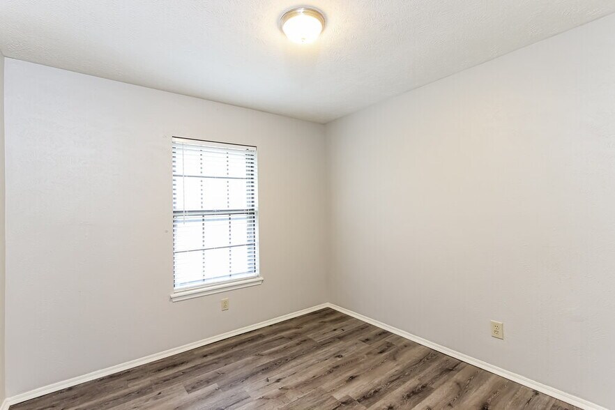 Building Photo - 1435 Colborne Dr