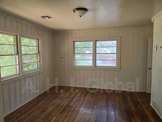 Building Photo - 4222 SW 11th Ave