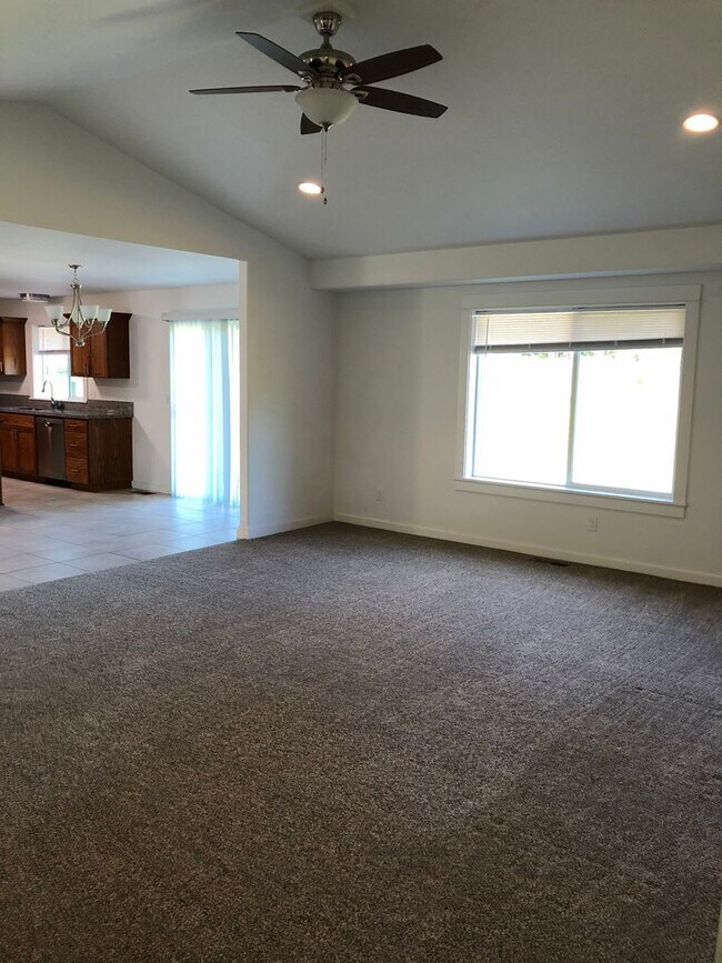 Building Photo - Newer 3 bedroom 2 bath home in Sutherlin