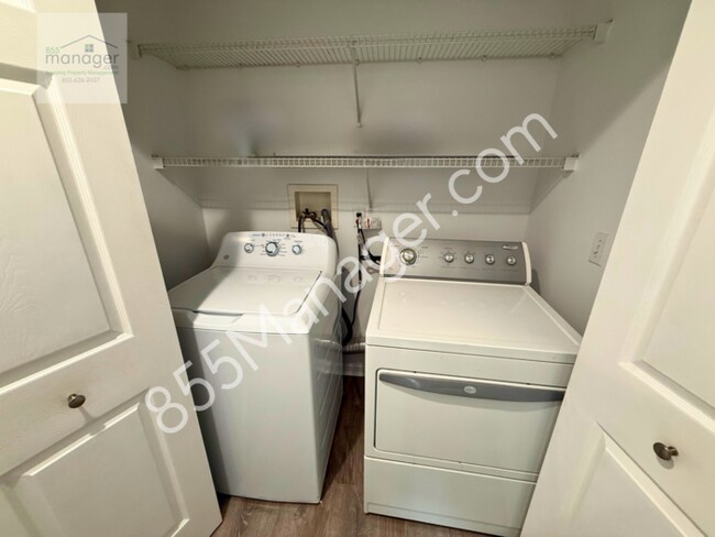 Building Photo - Updated 4-Bedroom with Primary Suite & Fen...