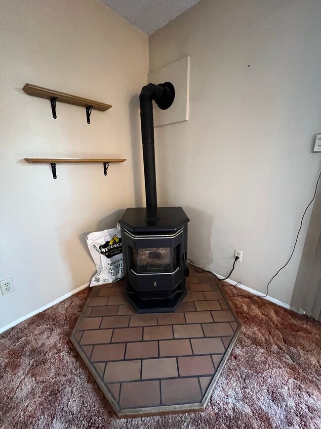 Building Photo - 3 Bedroom, 1.5 Bath Townhome W/ Attached S...