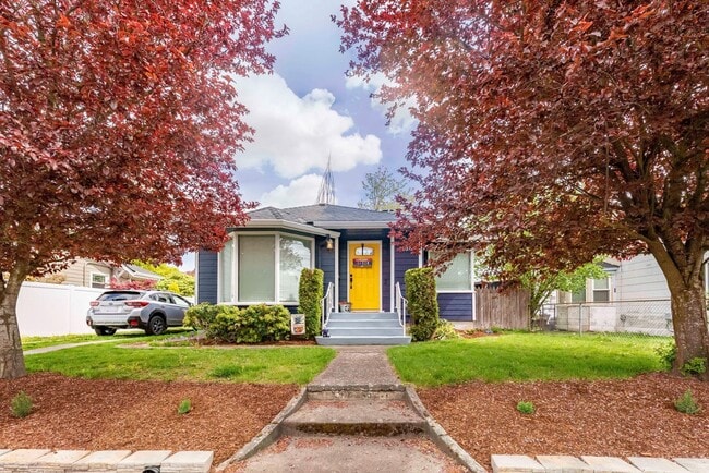 Building Photo - 3-Bedroom Bremerton Classic close to PSNS and Ferries