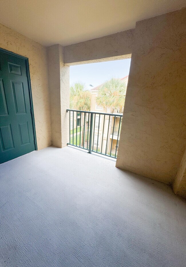 Building Photo - 977 Riverside Dr