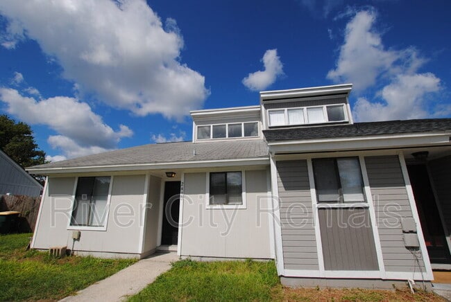 Primary Photo - 2430 N Seabury Pl