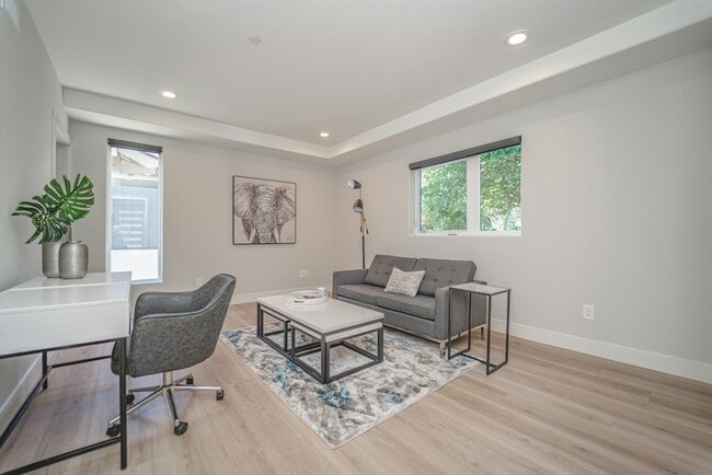 Building Photo - 2115 Holly Dr