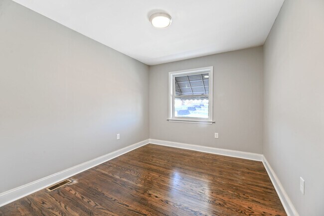 Building Photo - 3 Bedroom Rowhome- Baltimore City
